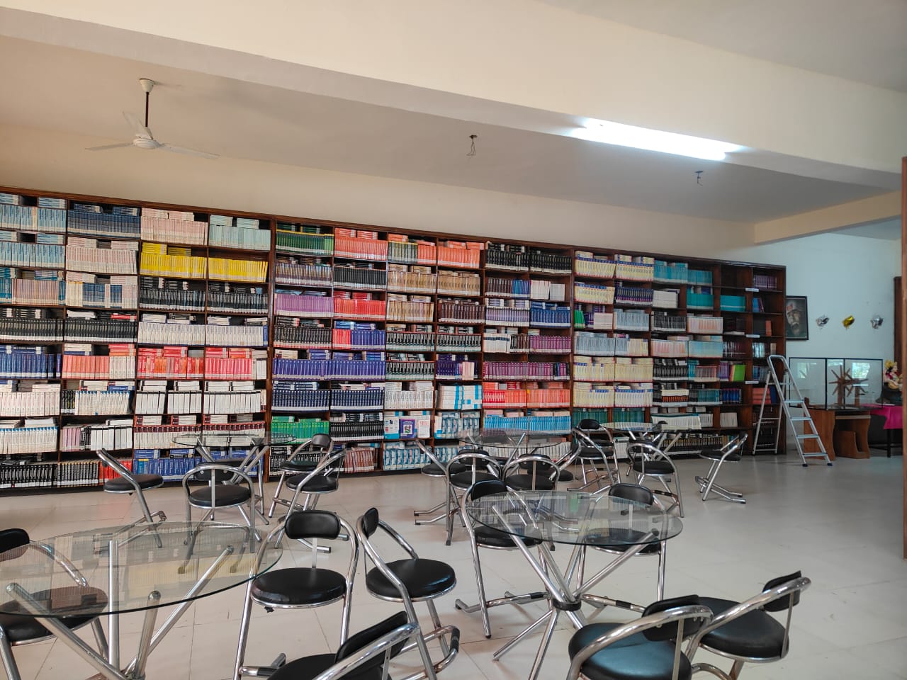 library-study-tables-and-bookshelves